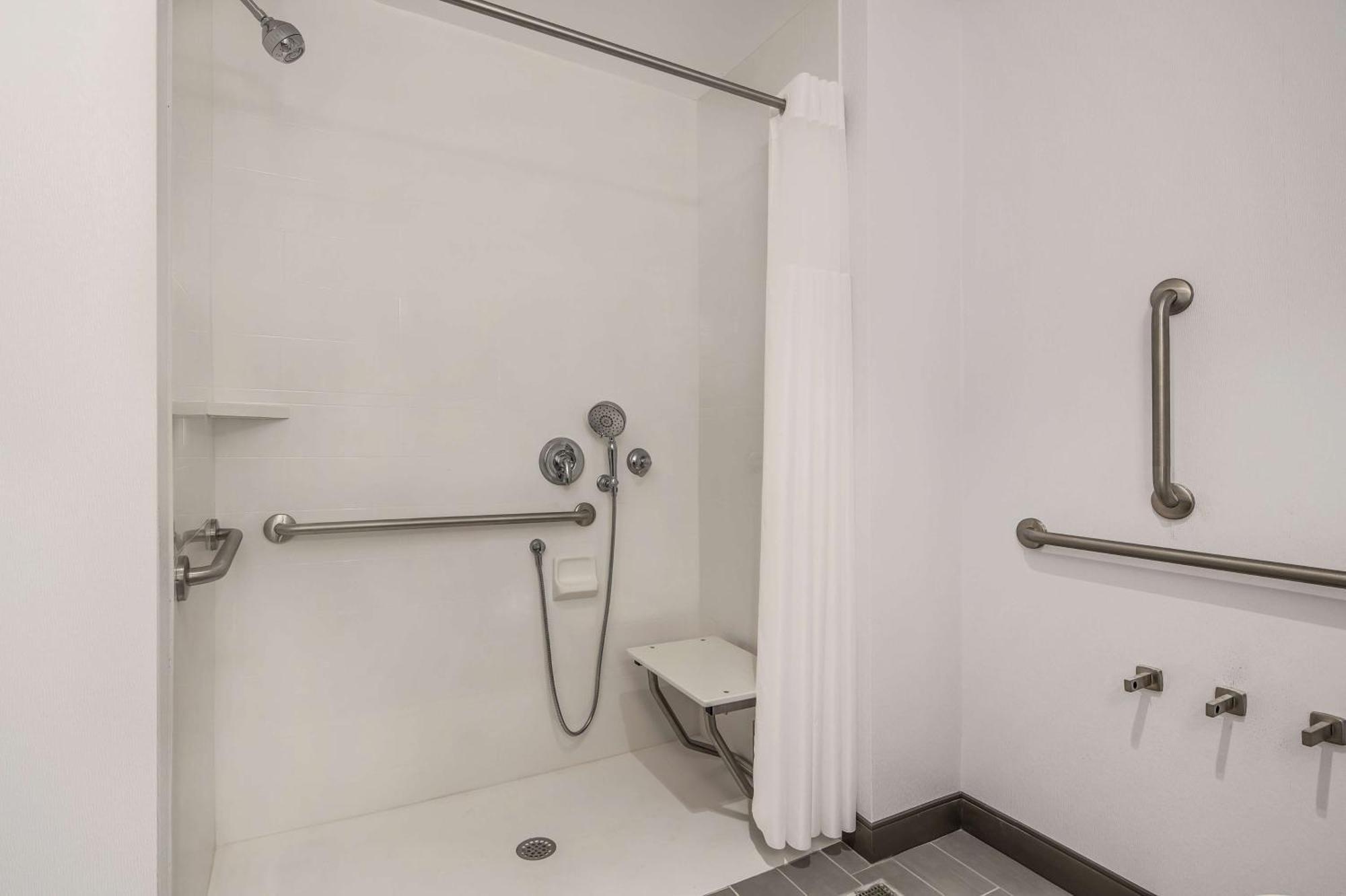 Hampton Inn & Suites Raleigh Midtown, Nc Екстериор снимка